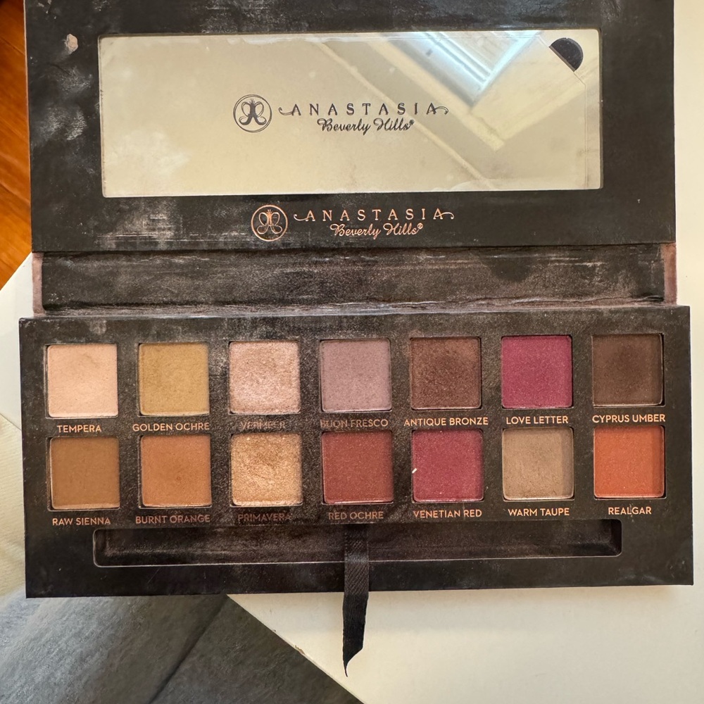 Anastasia Modern Renaissance Palette in Soft Brown - Picture 2 of 2
